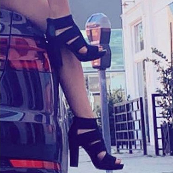 Black heels - Picture 3 of 3